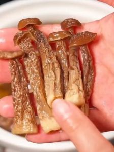 干鹿茸菇只泡了十分钟要炒多久_鹿茸菇炒十分钟，吸水勤翻动，泡出黄水可保留