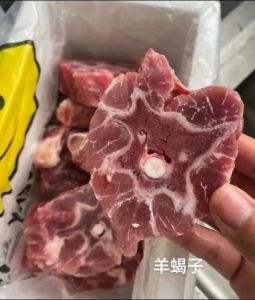 精品羊蝎子和普通羊蝎子区别_羊蝎子怎么挑？肉多新鲜是关键