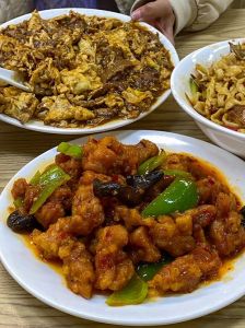 扒肉条和氽肉有什么区别_烹饪技法与口感大不同