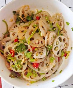 莲菜凉条需要焯水吗_焯水保脆爽，莲菜凉条色泽佳