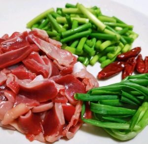 鸡胗焯水多少分钟_鸡胗焯水5-8分钟去腥，爆炒凉拌皆宜，火候是关键！