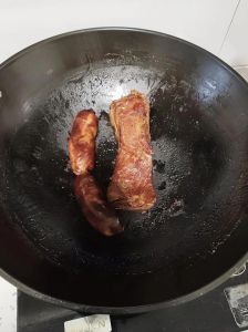 腊肉香肠一般要煮几分钟_腊肠水煮15-20分钟，炖煮更久，熟透无血水