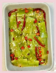 莴笋闻起来什么味道的_莴笋清甜爽脆，去苦小窍门！