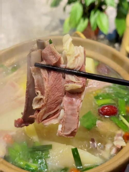 火锅下羊肉需要提前焯水吗_羊肉下锅要不要焯？看种类和做法！