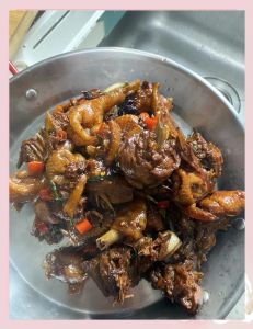 炒鸡焯水和不焯水的区别_干炒小仔鸡鲜嫩，焯水易柴；老鸡焯水去腥炖汤鸡胸肉腌嫩，火候调味是关键