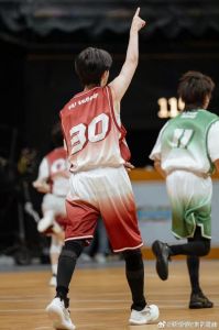 双男主学校室内操MV小，展现青春运动魅力的精彩瞬间