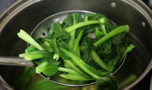 青菜焯水的正确方法_焯水青菜放热水加盐油，鲜亮爽脆营养好！