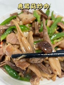 鲜鹿茸菇的家常做法_焯水去涩鹿茸菇，大火快炒配火腿青椒，简单下饭