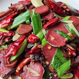 炒腊猪舌头的家常做法_腊猪舌炒青椒蒜苗香芹，咸香嚼劲下饭！