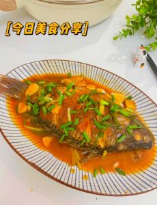 湖南红烧鱼的做法 最正宗的做法_去除黑膜腌好鱼，煎香酱浓红烧鱼