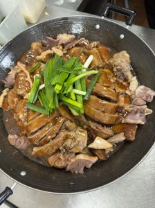广东炊鹅最正宗做法_灌汁烫皮烤酥脆，蒸煮亦可尝美味