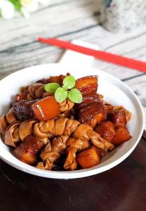 百叶结烧肉的做法_新鲜五花肉炖百叶结，香糯入味好滋味！