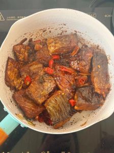 浏阳蒸腊鱼的做法_选鱼泡盐腌，酱香软嫩拌饭绝