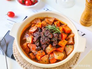 红烩牛肉的最正宗做法_家常红烩牛肉，香浓下饭！