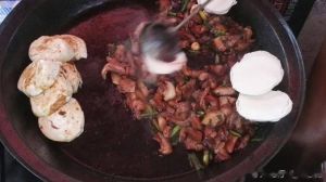 扶风炒锅肉的家常做法_香浓猪头肉，地道家乡味