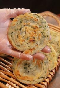 葱油肉饼的家常做法_葱油肉饼，烫面用70度开水，醒发抹油，肉馅调料顺搅拌，烤制注意温度时间