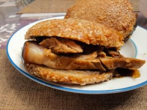 烧饼夹肉肘子的家常做法_老北京烧饼夹肘子，酥脆软烂，酱香浓郁！