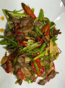 怎样炒羊肉家常做法_洋葱爆炒羊肉，鲜嫩入味！