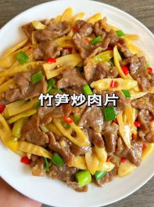 鲜笋小炒肉的家常做法_嫩笋炒肉，腌菜焖煮，火候调料皆讲究！