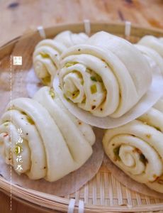 葱油旋卷最简单的做法_葱油旋卷，在家轻松做！