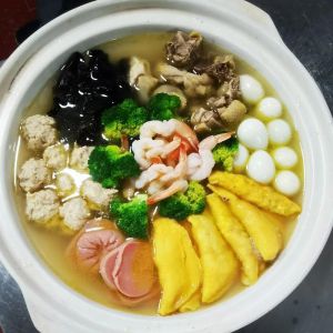 三鲜香锅怎么做家常做法_肉丸嫩滑，鲜菜美味家常味