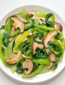 青菜炒香菇的正确制作方法_鲜嫩青菜香菇快炒，香辣开胃！
