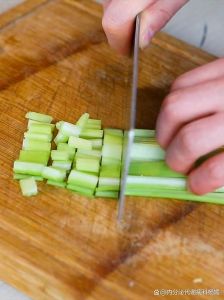 芹菜焯水的正确方法_芹菜焯水切后再焯，去农残护营养