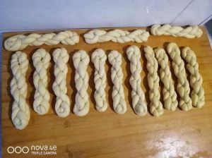 自家炸麻花的做法_和面控油温发酵是关键