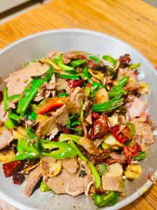 熟驴肉炒着吃的做法大全_家常驴肉炒青椒，鲜嫩脆爽下饭