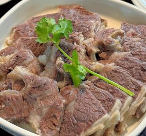 白切牛肉的做法最正宗的做法_盐腌姜炖白切牛肉，细嫩鲜美这样做！