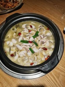 酸菜涮鱼锅的家常做法_自制酸菜鱼火锅，酸香鲜嫩，家常美味！