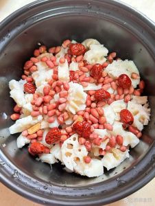莲菜焯水的正确方法_白醋沸水冷水防氧化，留住莲藕白嫩脆