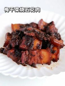 绍兴霉干菜烧肉的做法_梅干菜烧肉，肥而不腻，香浓下饭！