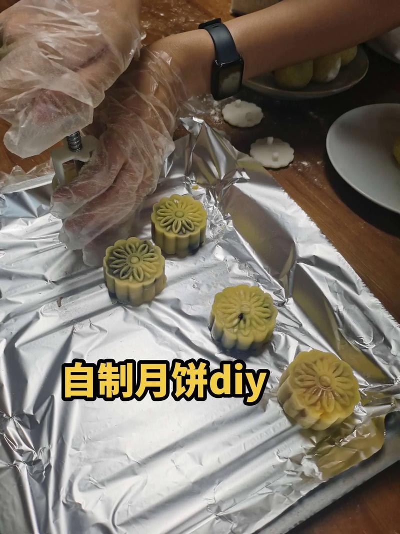 合浦大月饼制作过程图解_合浦大月饼制作，酥香可口！