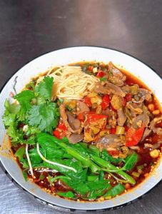 辣鸡面正宗做法_家常辣子鸡丁面，香辣过瘾，简单又地道！