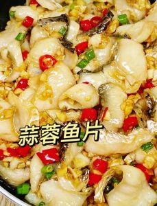 炒鱼片的家常做法_腌十分钟后快烫，蒜香浓郁鲜嫩可口