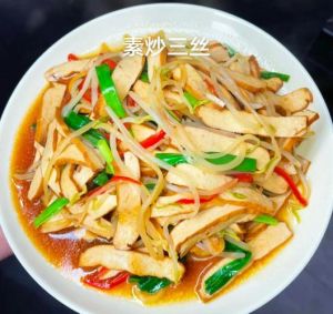 炒三片的家常做法_家常炒三片，瘦肉黄瓜胡萝卜，脆嫩可口