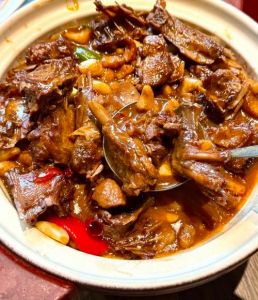 烧大鹅的家常做法_红烧大鹅做法多，香鲜美味易上手