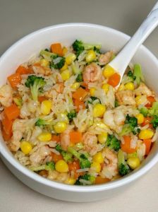什锦炒饭的家常做法_剩饭边角料炒饭，创意美味清理冰箱