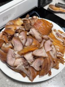 烟熏猪脸肉的做法_烟熏猪脸肉，红润紧实做法
