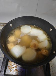 杂烩汤的家常做法_灵魂炸猪皮，鲜美好滋味！