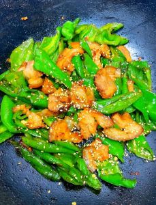 爆炒肘子肉的做法_尖椒爆炒肘子肉，下饭神器，肥而不腻！