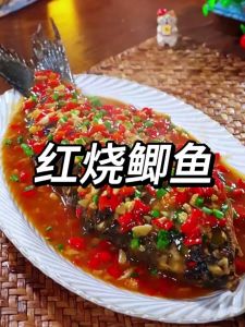 湖北菜红烧鲫鱼做法_煎鱼裹面酱焖煮，汤汁浓郁鲜香