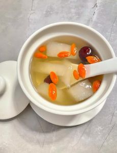 冰糖煮梨最简单做法_冰糖蒸梨，润肺止咳