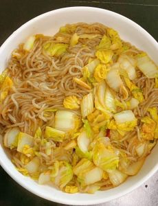 清炖粉条最简单三个步骤_泡粉条加盐，炒肉葱姜蒜辣椒出香，炖粉条小火慢炖，小白菜焯水，加蚝油生抽香菜调味