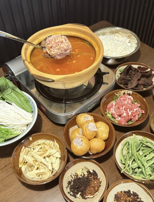 贵州豆米火锅的做法_贵州豆米火锅，芸豆熬沙，腊肉增香，汤鲜味美