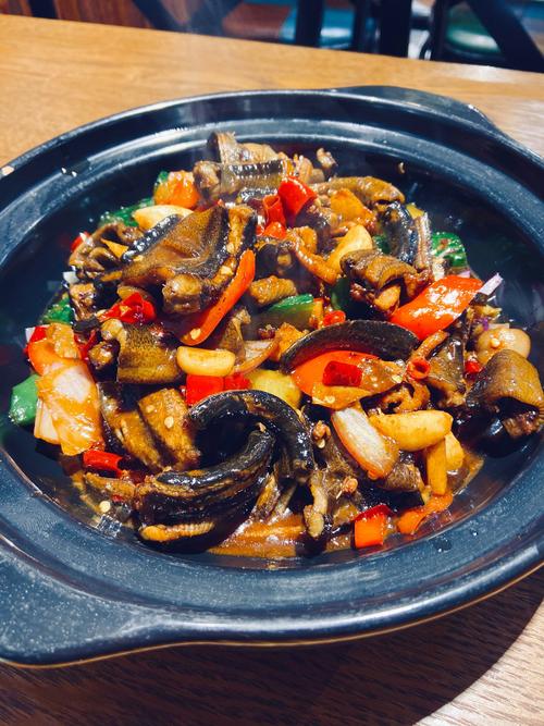 台山黄鳝煲正宗做法_鲜美鳝丝煲仔饭，一煲三吃锅巴香