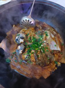 东北涮鱼锅的家常做法_东北涮鱼锅，新鲜鱼配菜，简单美味！