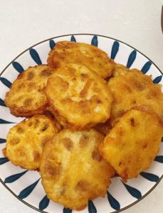 炸藕盒的家常做法_酥脆藕盒，鲜香馅儿绝配！