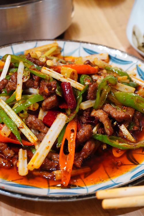 杨三娘翘脚牛肉火爆牛肉丝做法_杨三孃翘脚牛肉,乐山传承30年,鲜香麻辣 杨三娘翘脚牛肉火爆牛肉丝做法_杨三孃翘脚牛肉,乐山传承30年,鲜香麻辣